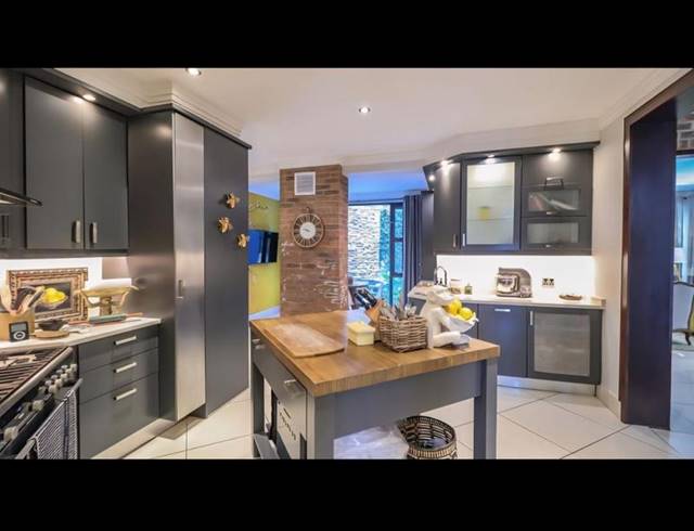 4 BEDROOM TOWNHOUSE FOR SALE IN BRYANSTON